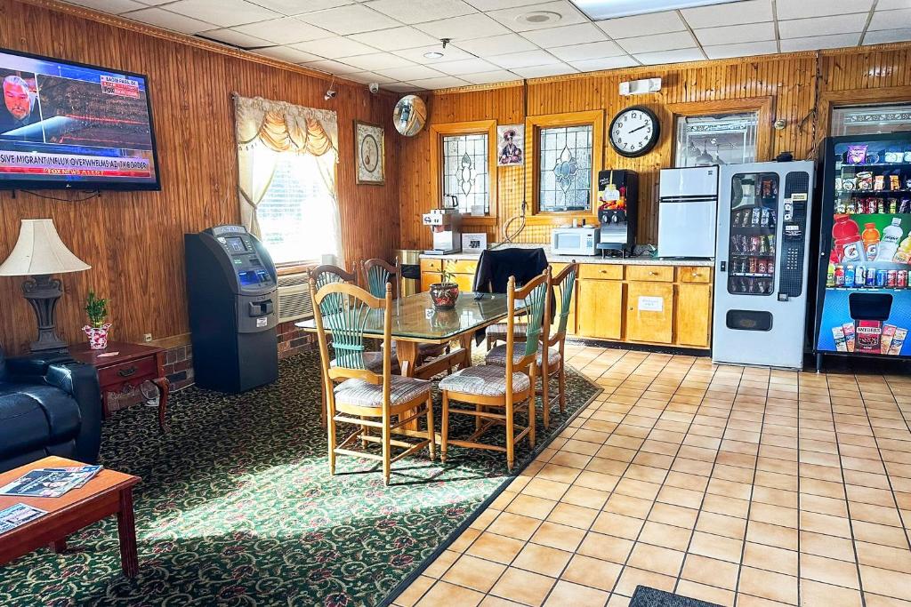 Super Inn & Suites by OYO Milledgeville - Image 7