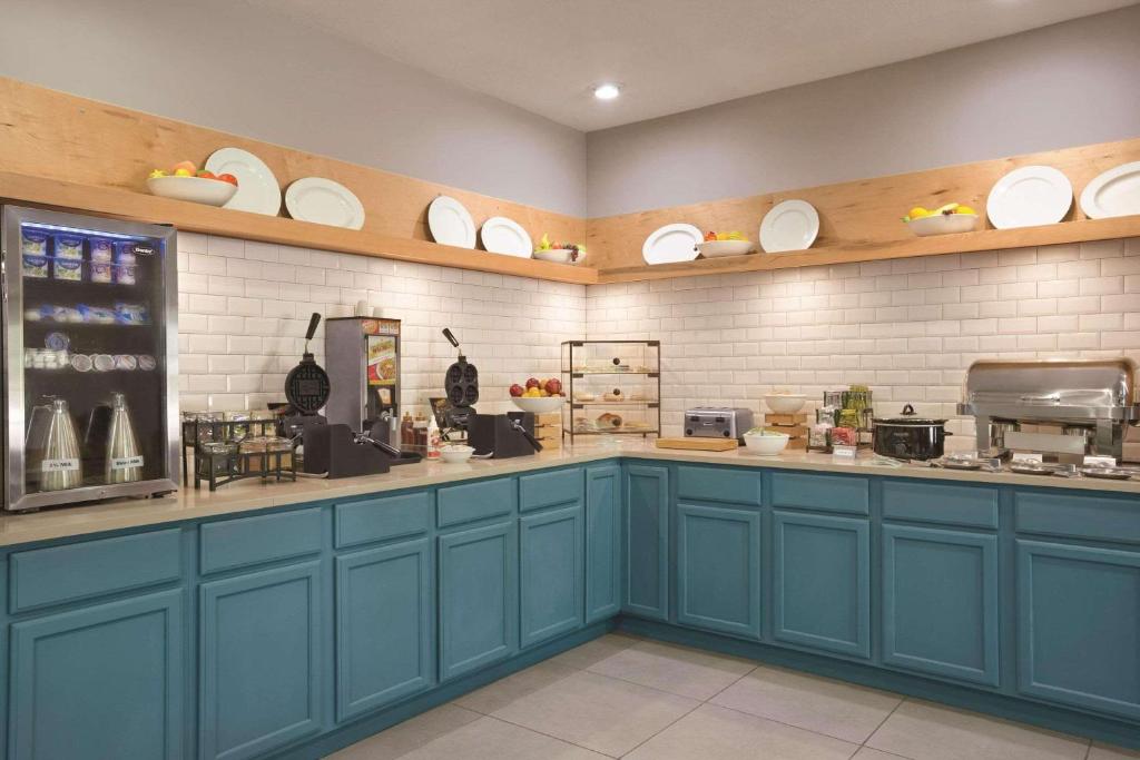 Country Inn & Suites by Radisson, Newnan, GA - Image 4