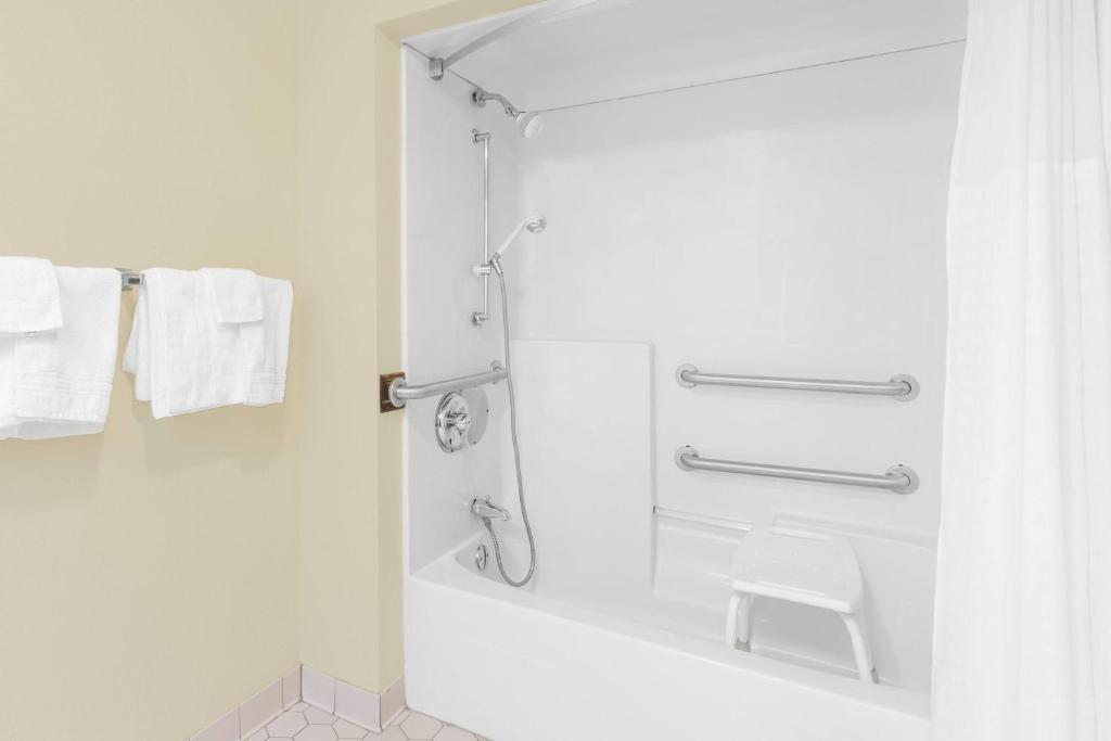 Days Inn by Wyndham Elberton - Image 8