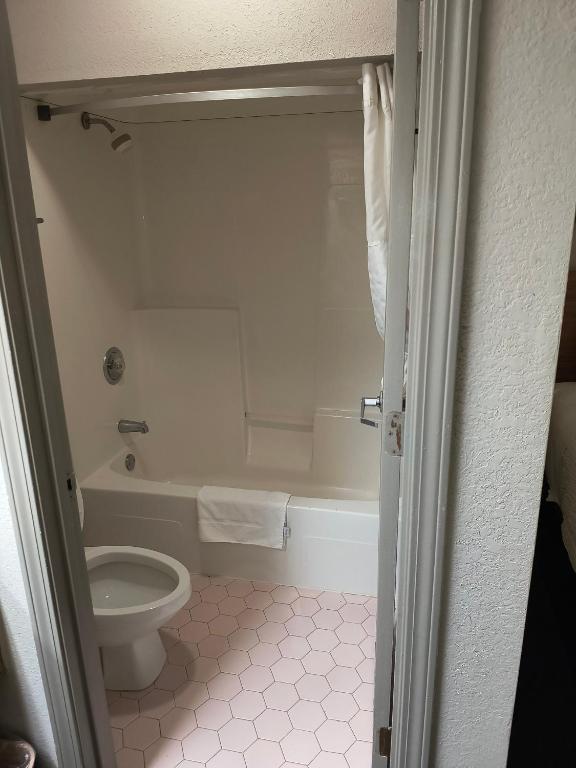 Hot Tub (Jacuzzi) - Photo 2