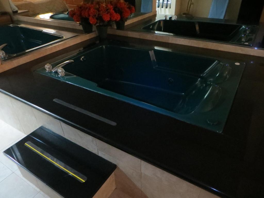 Hot Tub (Jacuzzi) - Photo 3