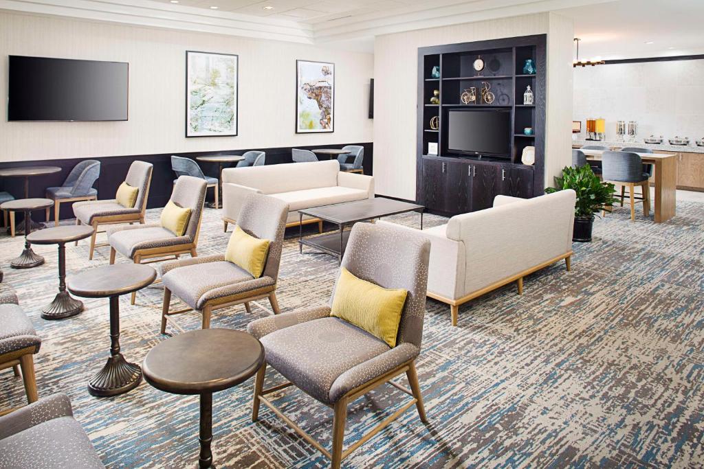 Hilton Atlanta Perimeter Suites - Image 6