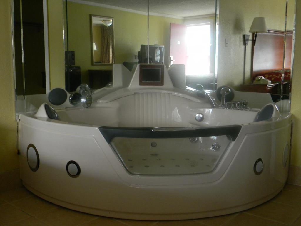 Hot Tub (Jacuzzi) - Photo 8