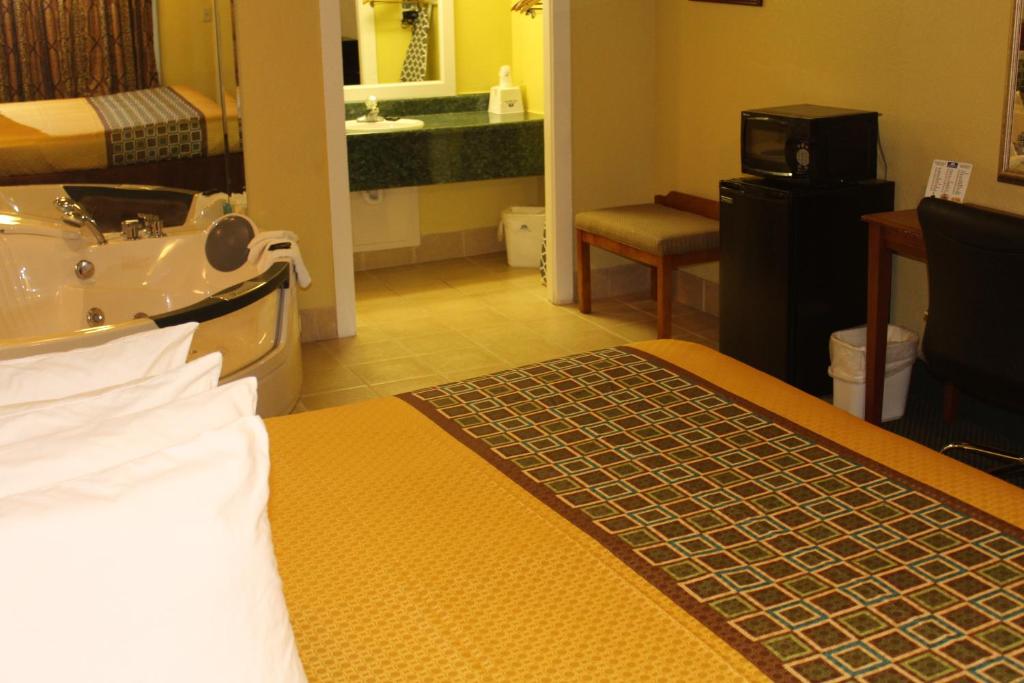 Hot Tub (Jacuzzi) - Photo 2