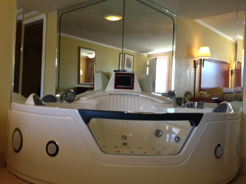 Hot Tub (Jacuzzi) - Photo 3