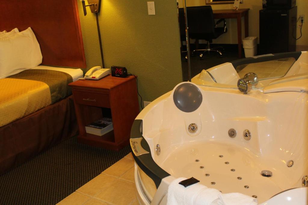 Hot Tub (Jacuzzi) - Photo 5