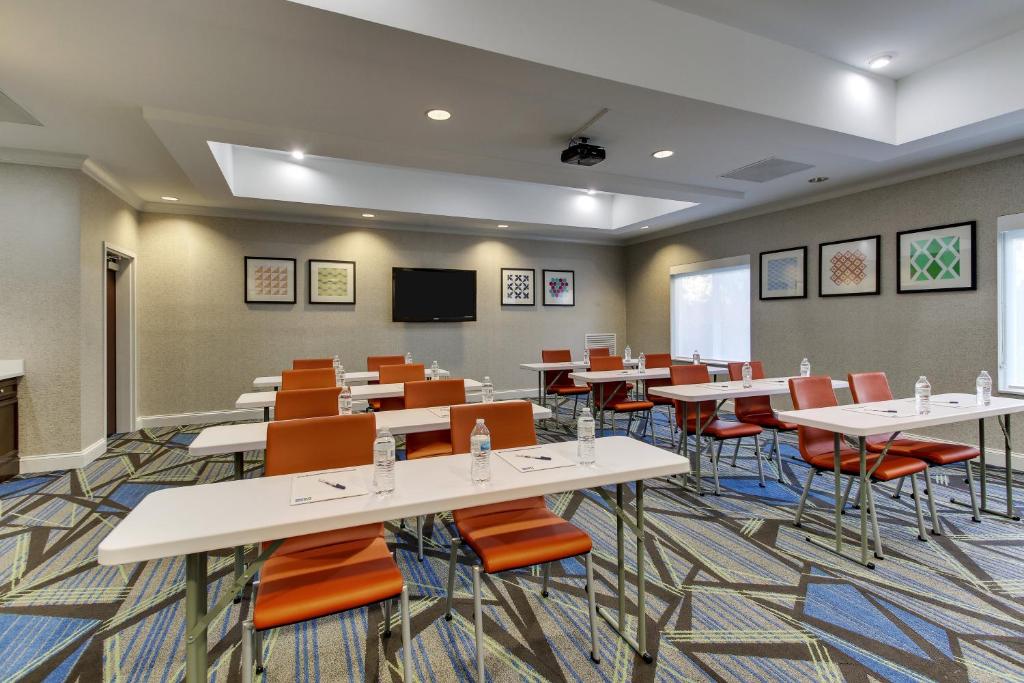 Holiday Inn Express & Suites Columbus - Ft Benning Maingate by IHG - Image 7
