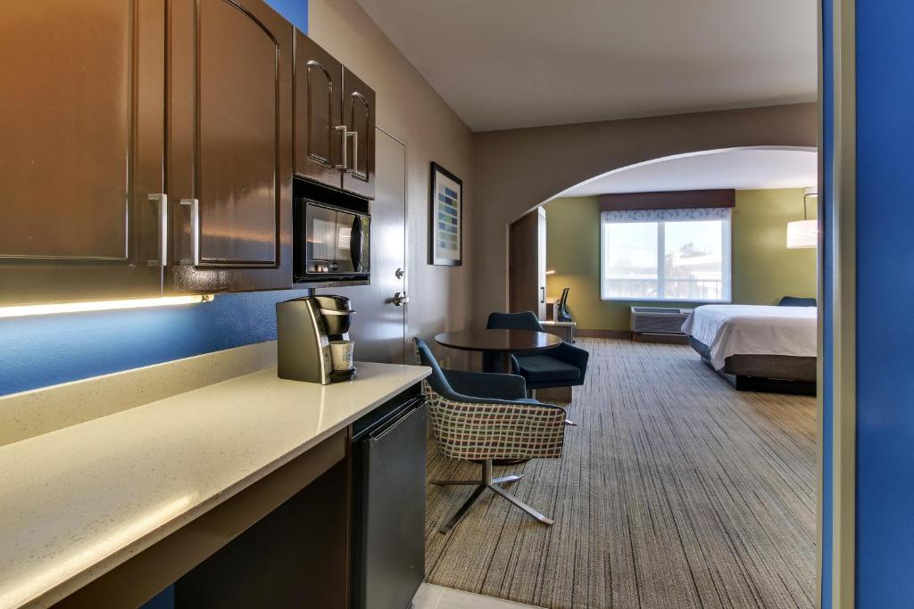 Holiday Inn Express & Suites Columbus - Ft Benning Maingate by IHG - Image 6