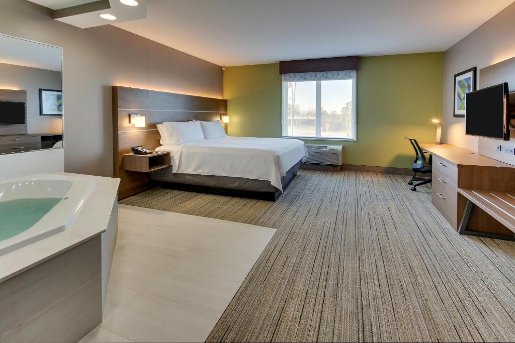 Holiday Inn Express & Suites Columbus - Ft Benning Maingate by IHG