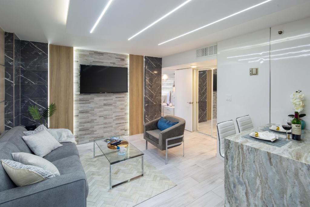 Executive Hotel Suite Downtown Free Parking - Image 6