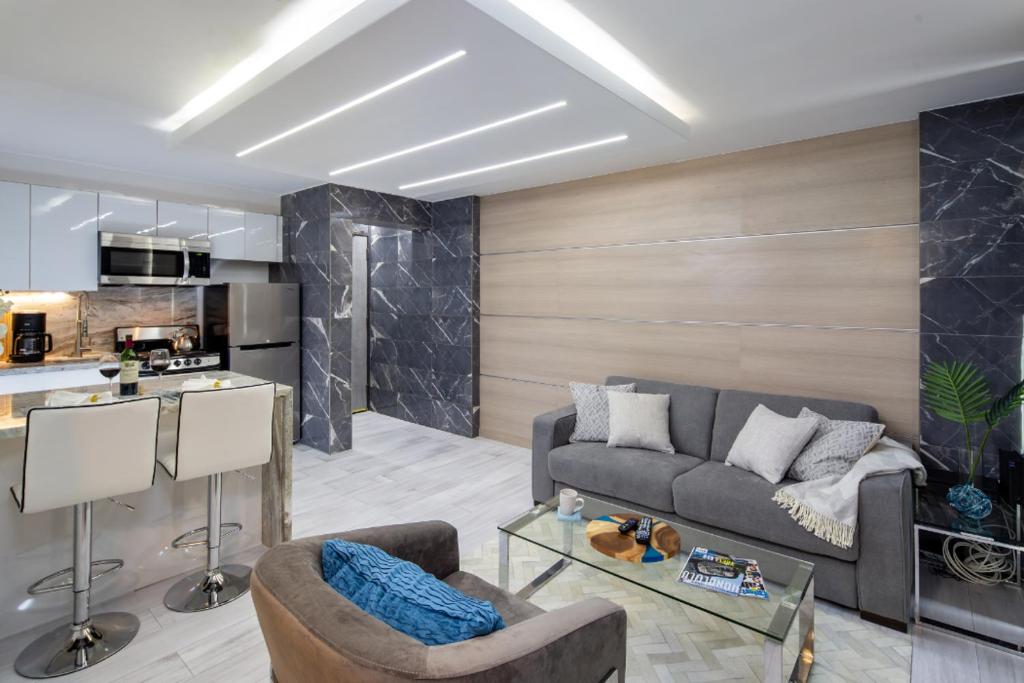 Executive Hotel Suite Downtown Free Parking - Image 5