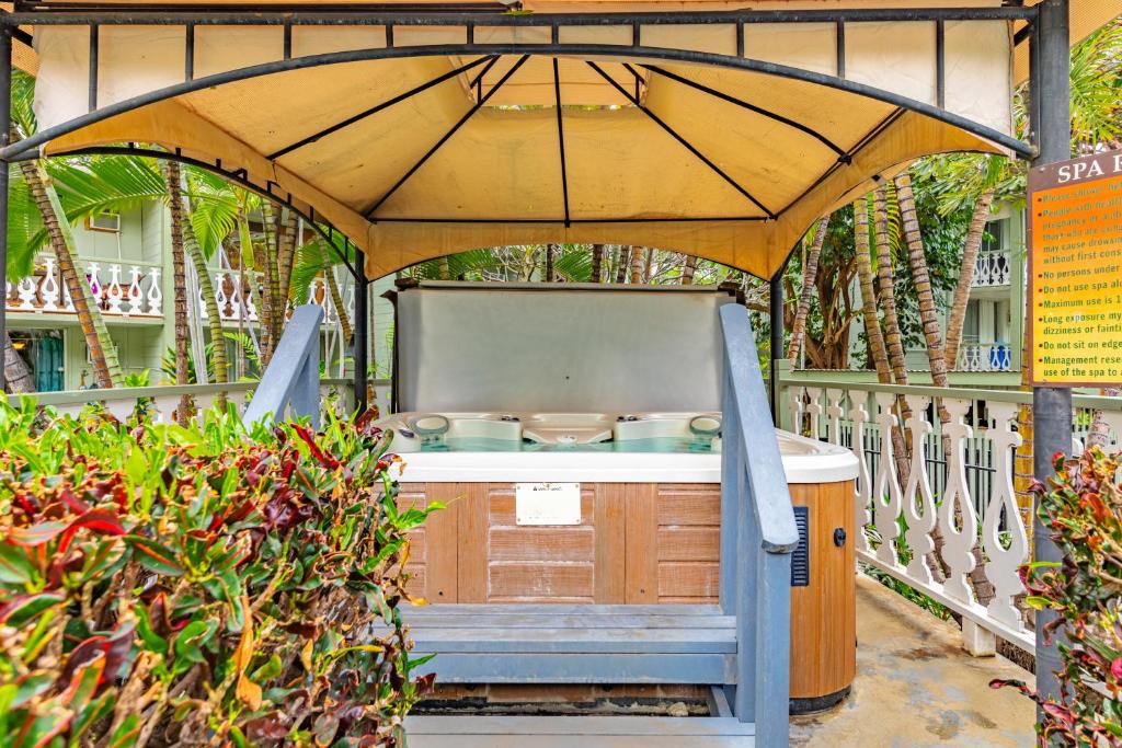 DOWNTOWN HAWAIIAN PARADISE CONDO with Hot Tub, Pool & Beach - Kona Islander Inn