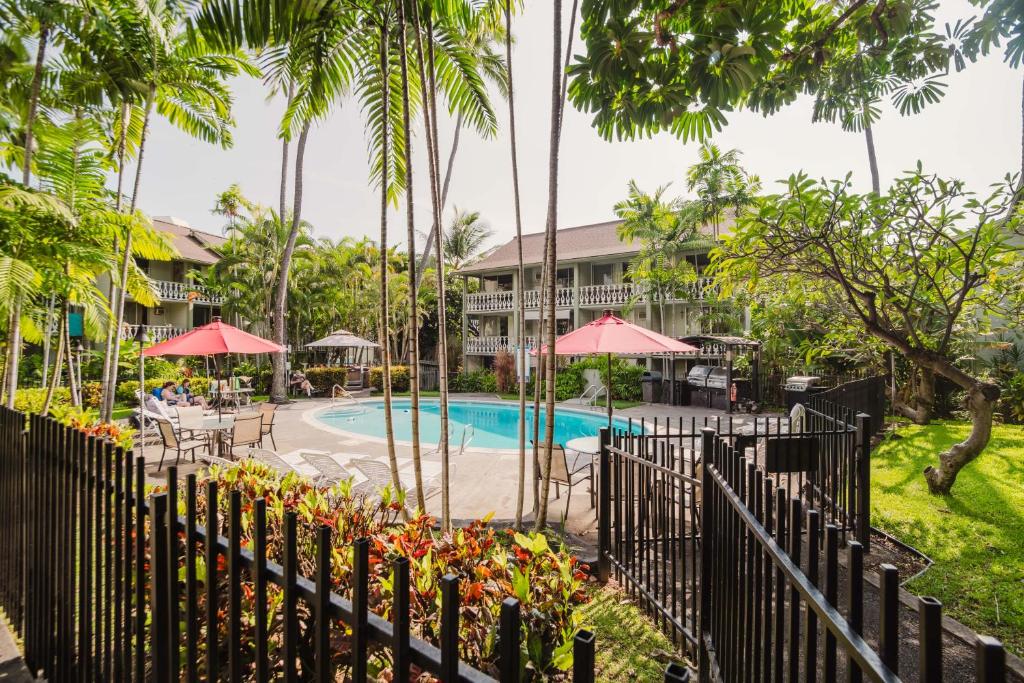 DOWNTOWN HAWAIIAN PARADISE CONDO with Hot Tub, Pool & Beach - Kona Islander Inn - Image 4