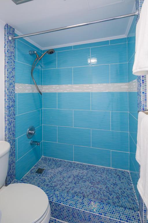 Waikiki Banyan Modern One Bedroom Free Parking - Image 8