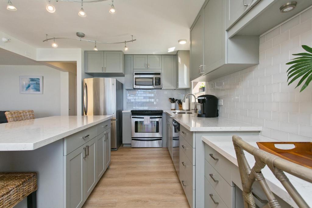 High Floor Luxury Oceanfront at Waikiki Beach Tower - Image 6