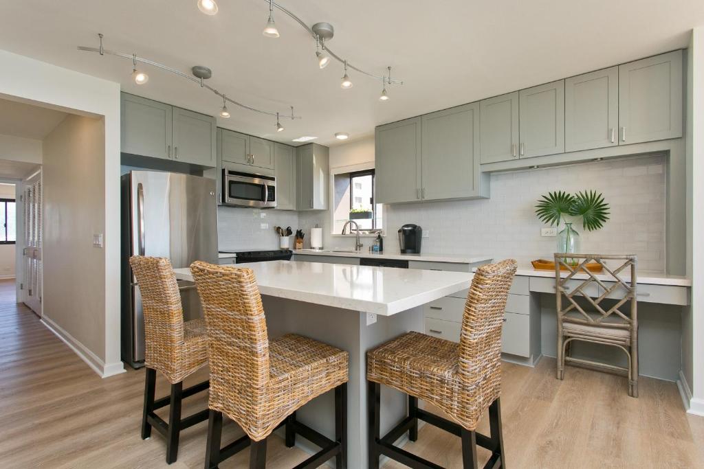 High Floor Luxury Oceanfront at Waikiki Beach Tower - Image 5