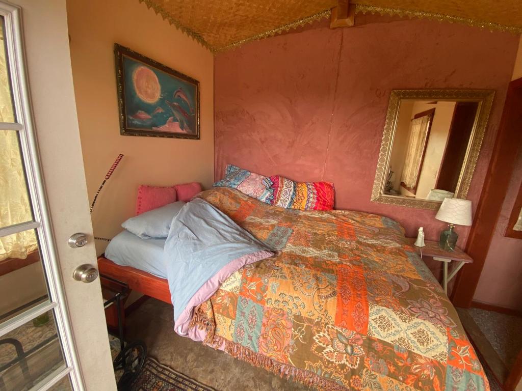 Artsy Cabin on Organic Farm - Image 7