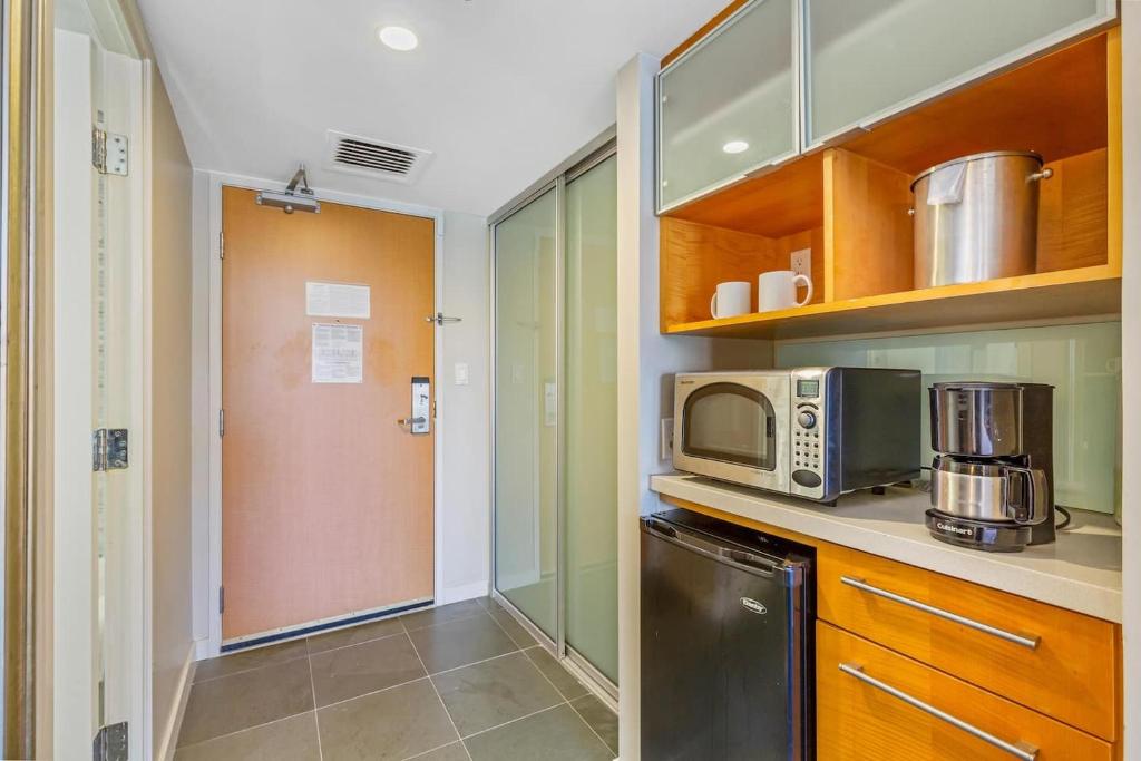 Stunning Ala Moana 25th FL in Honolulu - Image 5