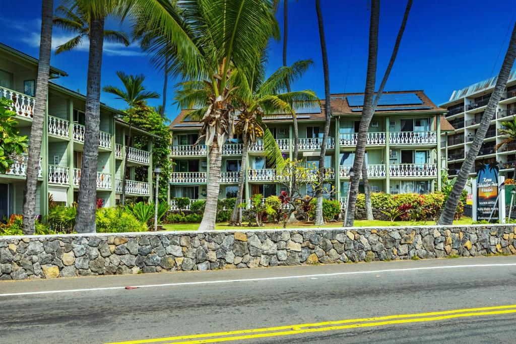 DOWNTOWN Hawaiian Theme Condo with Hot Tub, Pool & Beach - Kona Islander Inn - Image 7