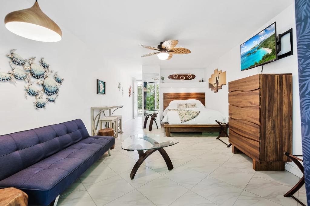 DOWNTOWN Hawaiian Theme Condo with Hot Tub, Pool & Beach - Kona Islander Inn