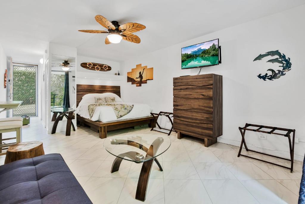 DOWNTOWN Hawaiian Theme Condo with Hot Tub, Pool & Beach - Kona Islander Inn - Image 6