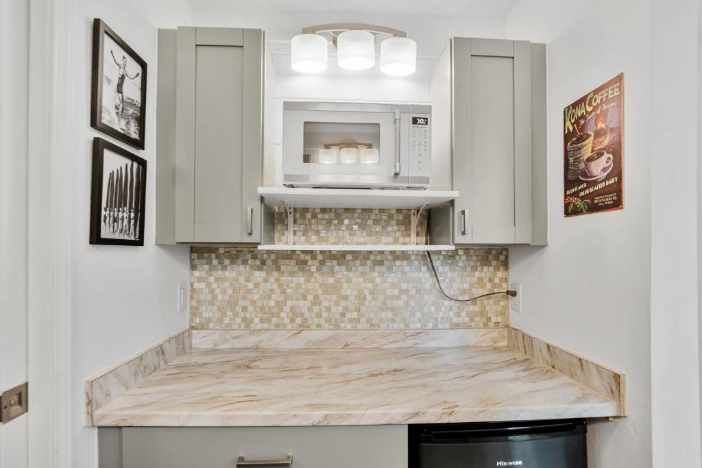 DOWNTOWN Hawaiian Theme Condo with Hot Tub, Pool & Beach - Kona Islander Inn - Image 5