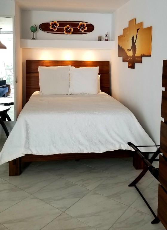 DOWNTOWN Hawaiian Theme Condo with Hot Tub, Pool & Beach - Kona Islander Inn - Image 8