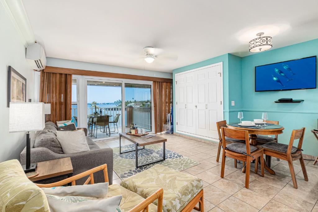 Ocean Echoes: Kona’s Oceanfront Family Oasis - Image 5