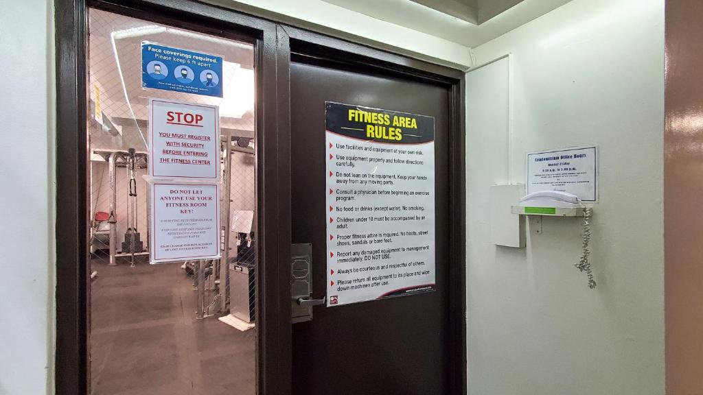 Waikiki beach modern studio No resort fee Best location - Image 6