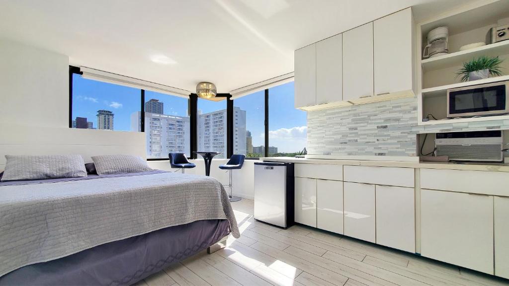 Waikiki beach modern studio No resort fee Best location - Image 5