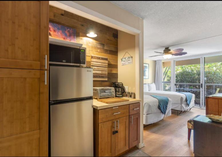 Resort Retreat Studio-Walk to Beach, Shops, Dining with AC, WIFI - Image 5