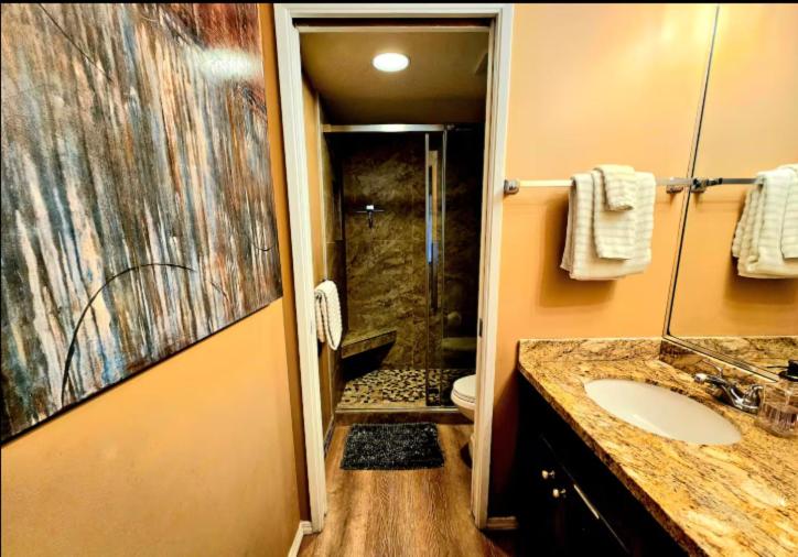 Resort Retreat Studio-Walk to Beach, Shops, Dining with AC, WIFI - Image 8