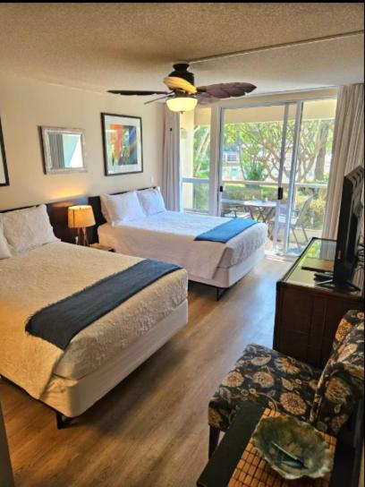 Resort Retreat Studio-Walk to Beach, Shops, Dining with AC, WIFI