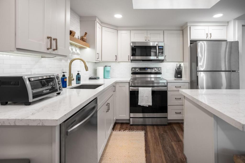 Beach Escape Walk to Beach, Shops and Dining with Pool and Hot Tub - Image 7