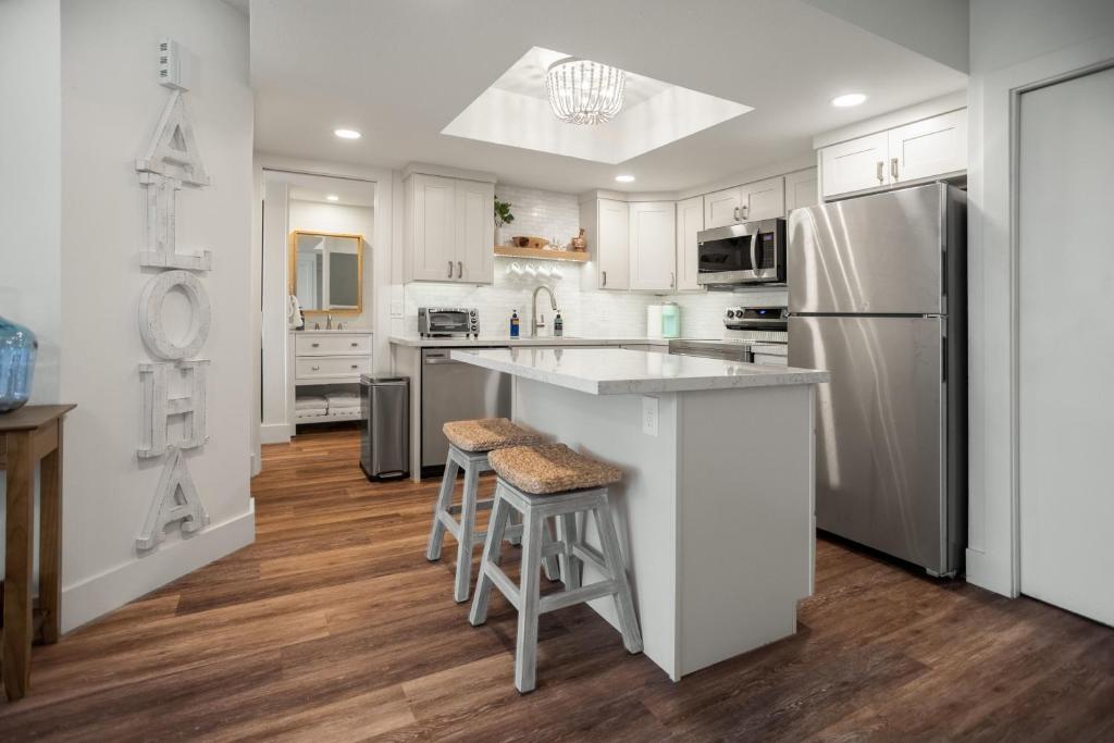 Beach Escape Walk to Beach, Shops and Dining with Pool and Hot Tub