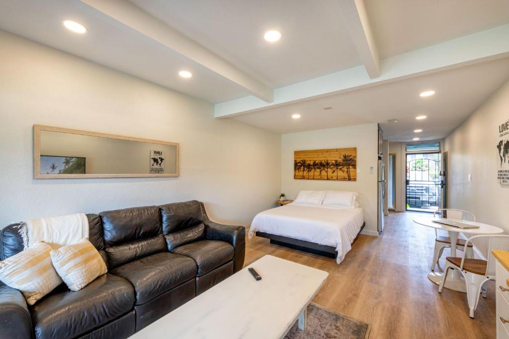 Updated Kihei Studio, Steps to Beach with Pool, Hot Tub & Parking