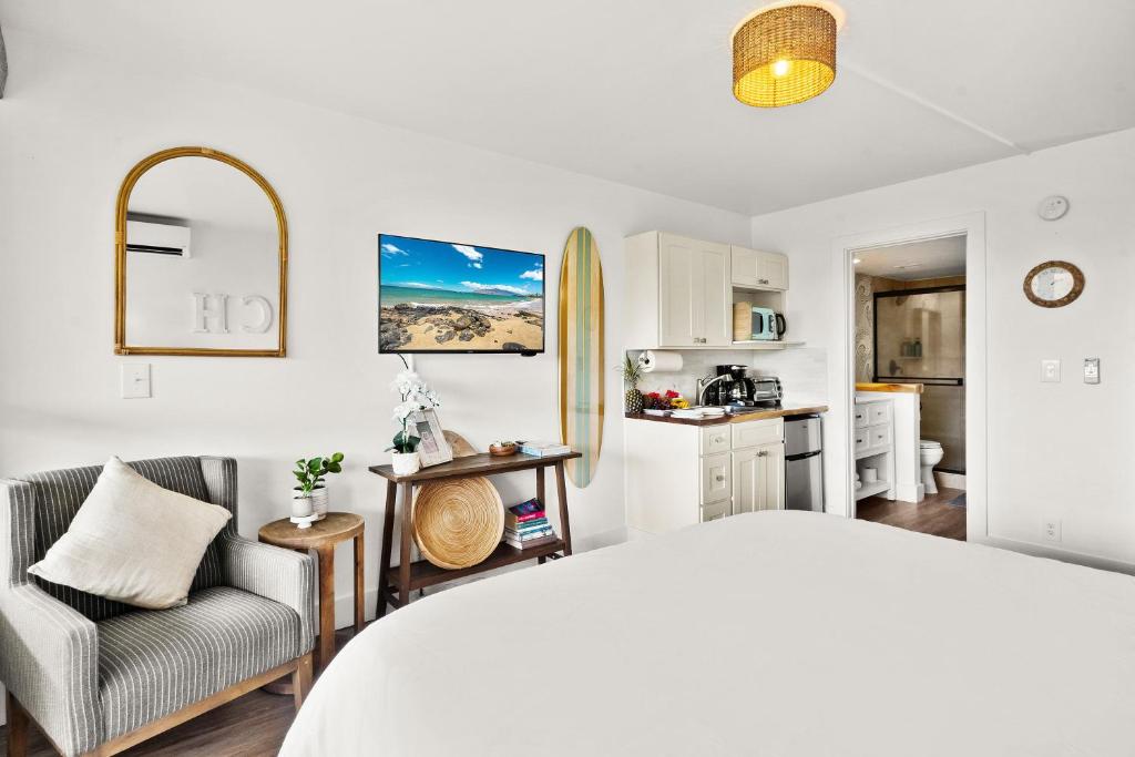 Prime Location! Walk to Beach, Shops & Dining! - Image 8