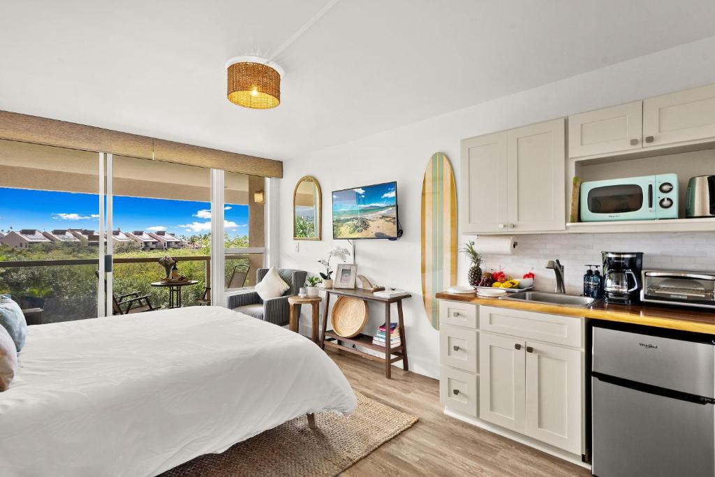 Prime Location! Walk to Beach, Shops & Dining! - Image 6