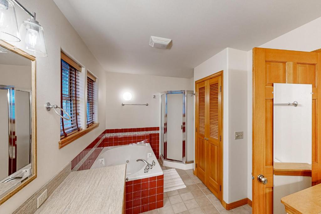 Hot Tub (Jacuzzi) - Photo 4