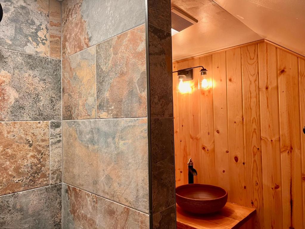 Chalet at the base of Schweitzer Mountain - Image 8