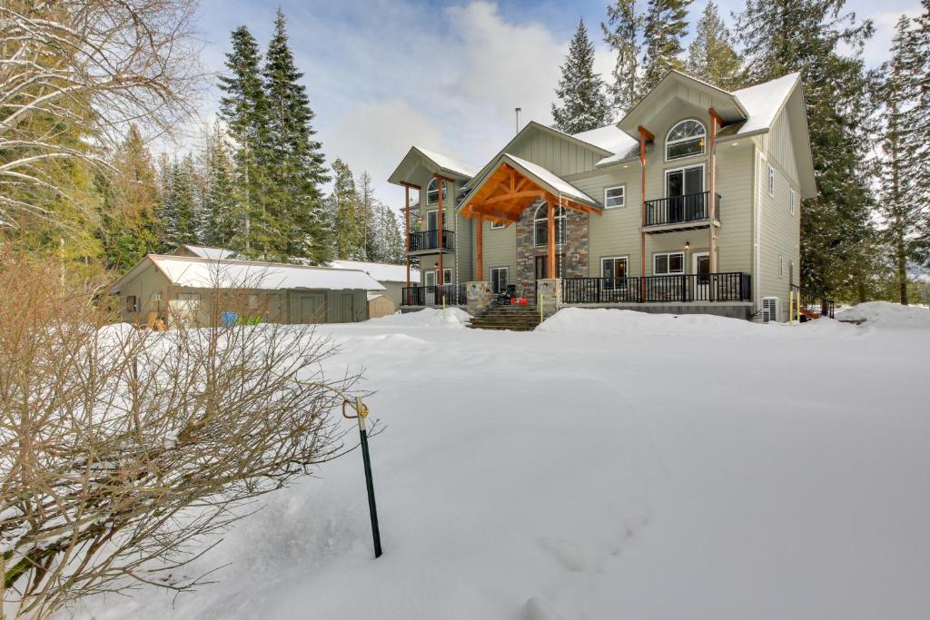 Expansive Group Lake House with Private Hot Tub! - Image 6