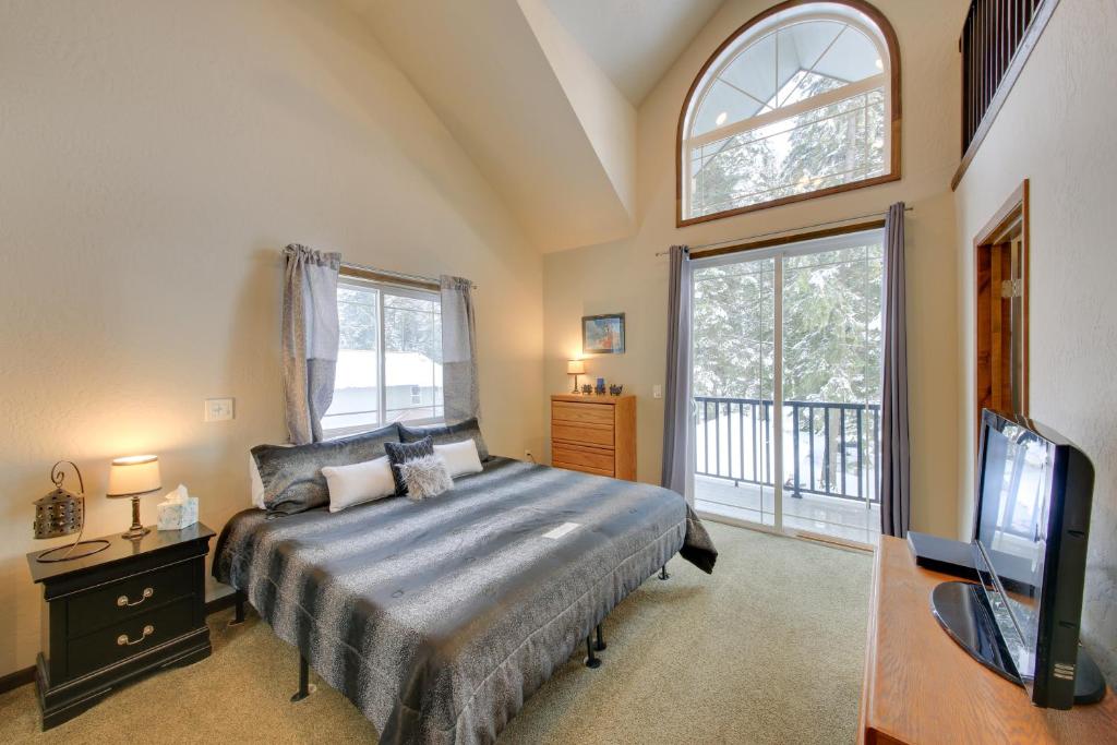 Expansive Group Lake House with Private Hot Tub! - Image 7