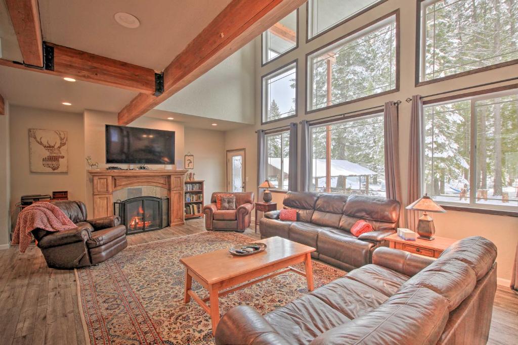 Expansive Group Lake House with Private Hot Tub! - Image 5