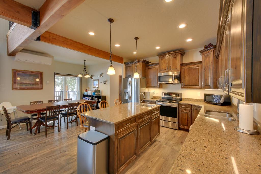 Expansive Group Lake House with Private Hot Tub! - Image 4