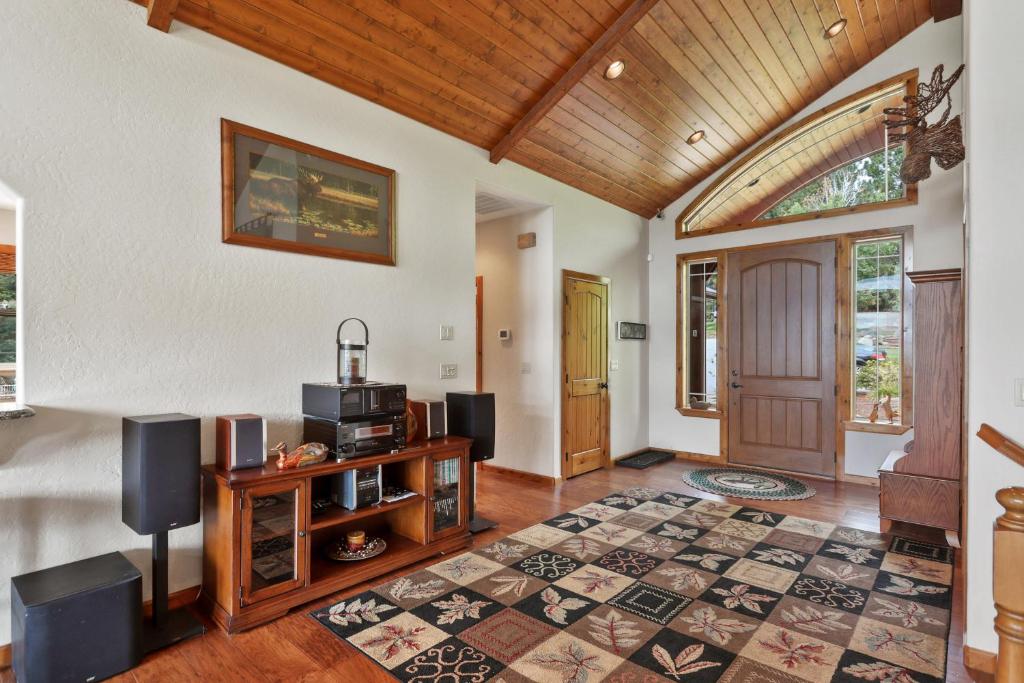 Lakefront Luxury - Image 6