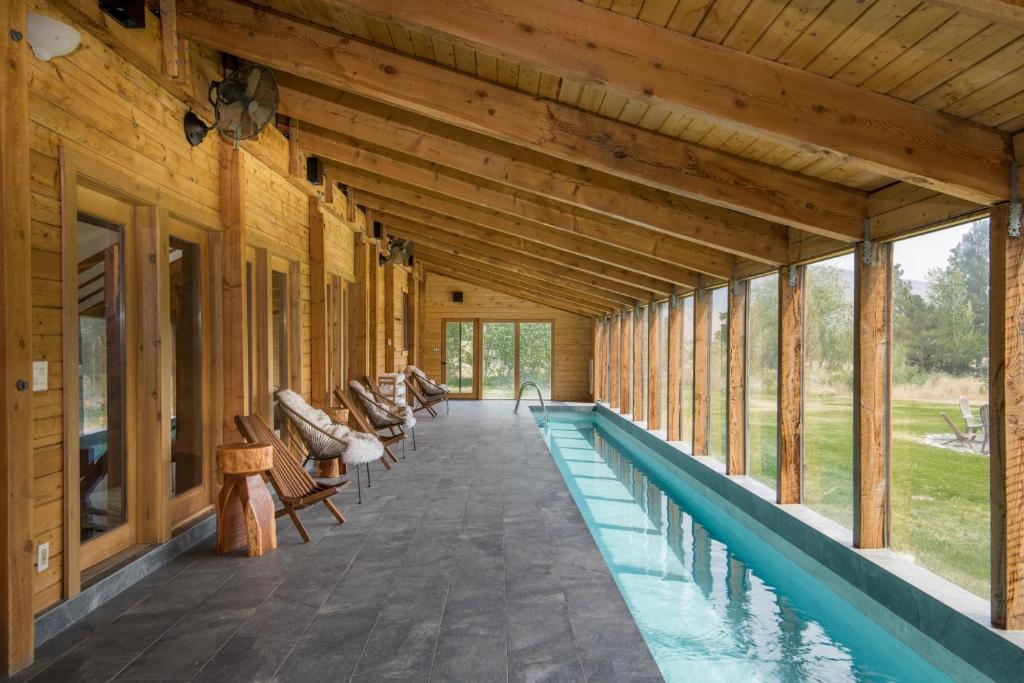 Bear Lodge with private Pool, Hottub, and Sauna! - Image 4