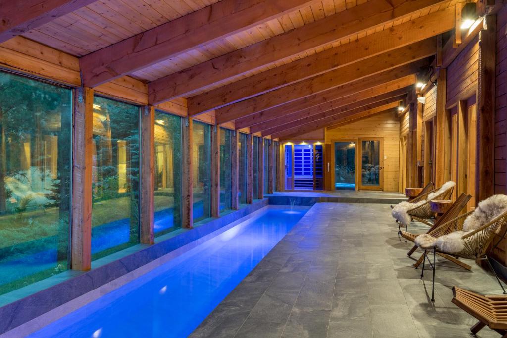 Bear Lodge with private Pool, Hottub, and Sauna!