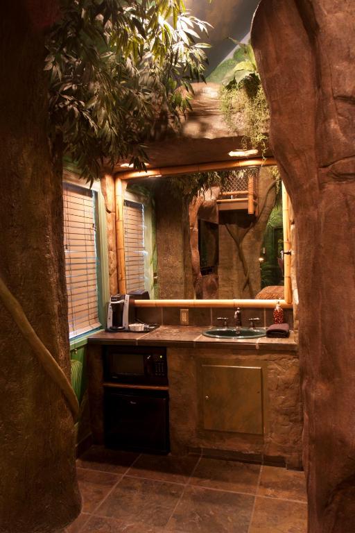 Black Swan Inn Luxurious Theme Rooms - Image 8