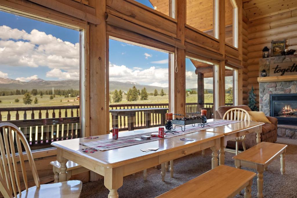 Boondockers by KABINO Hot Tub Pool Table SportsTV Fiber Optic WiFi