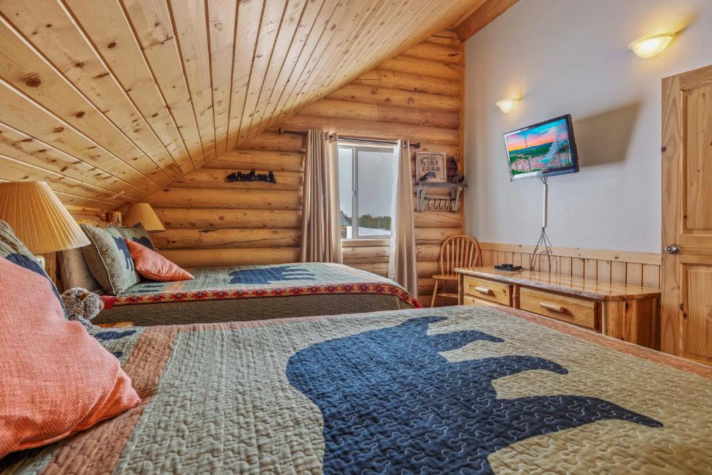 Boondockers by KABINO Hot Tub Pool Table SportsTV Fiber Optic WiFi - Image 5